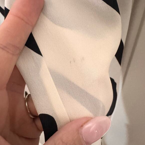 Diane Von Furstenberg DVF 100% Silk Printed Slit Sleeve Blouse Black White Sz 6 - Picture 14 of 14